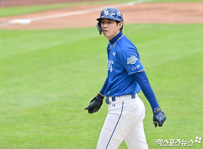 18일 오후 대전 한화생명 볼파크에서 열린 '2025 신한 SOL Bank KBO 포스트시즌' 삼성 라이온즈와 한화 이글스의 플레이오프 1차전 경기, 3회초 무사 1,3루 삼성 구자욱이 1타점 희생플라이 타구를 날리고 있다. 엑스포츠뉴스 DB