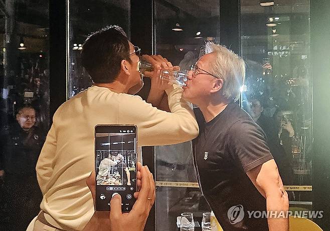 러브샷하는 젠슨 황과 이재용 (서울=연합뉴스) 한지은 기자 = 젠슨 황 엔비디아 최고경영자가 30일 서울 삼성동 한 치킨집에서 치맥회동을 하며 이재용 삼성전자 회장과 러브샷을 하고 있다. 2025.10.30 writer@yna.co.kr