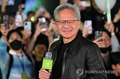 젠슨 황, '지포스' 한국 출시 25주년 행사 참석 젠슨 황, '지포스' 한국 출시 25주년 행사 참석
    (서울=연합뉴스) 이진욱 기자 = 젠슨 황 엔비디아 최고경영자(CEO)가 30일 오후 서울 강남구 코엑스에서 열린 엔비디아 그래픽카드(GPU) '지포스'의 한국 출시 25주년 행사에서 시민들과 대화를 나누고 있다. 2025.10.30 [공동취재]
    cityboy@yna.co.kr