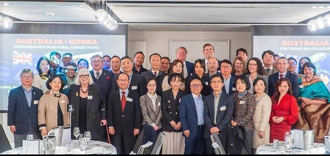'2024 호주와 한국, 더 가까워진 두 나라. 한국 알리기' (서울=연합뉴스) 지난해 6월 20일 호주 시드니 쉐라톤 그랜드 호텔에서 열린 한국 발전상을 호주 주류사회에 알리는 행사인 '2024 호주와 한국, 더 가까워진 두 나라. 한국 알리기'에서 줄리앤 리(앞줄 왼쪽서 5번째) 대표(호주한인비즈니스연합회 부회장)가 참석자들과 기념촬영을 하고 있다. [줄리앤 리 대표 제공]