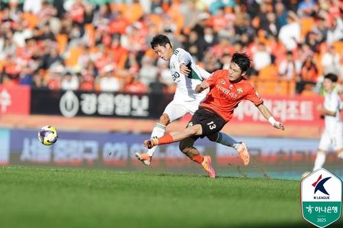 볼을 다투는 전북과 강원 [한국프로축구연맹 제공. 재판매 및 DB 금지]