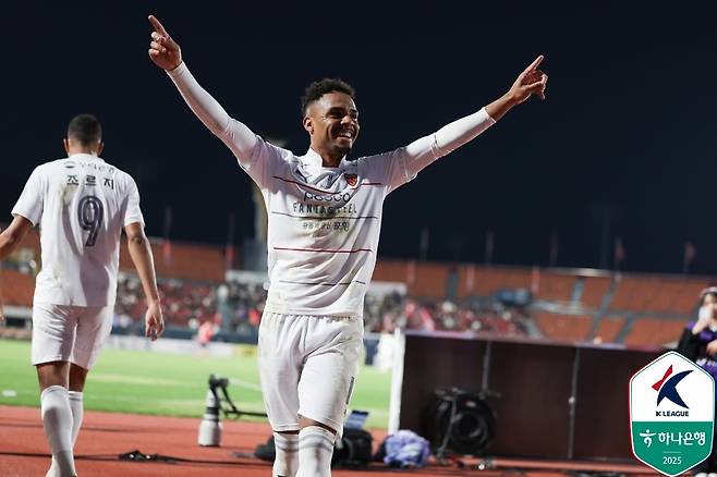 득점을 기뻐하는 포항 주닝요 [한국프로축구연맹 제공. 재판매 및 DB 금지]