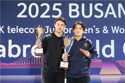 우승자 이준희(오른쪽)와 준우승 김지환 [대한펜싱협회 제공. 재판매 및 DB 금지]