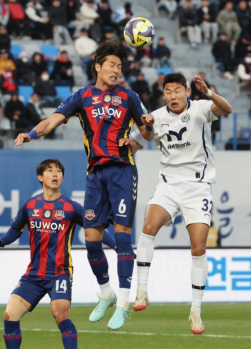 2일 수원종합운동장에서 열린 하나은행 K리그1 2025 파이널B 35라운드 경기에서 수원FC 최규백과 대구FC 정치인이 공중볼을 다투고 있다. 2025.11.2 /연합뉴스
