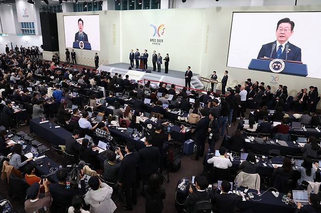 ▲ 이재명 대통령이 1일 경주화백컨벤션센터(HICO)에서 2025 아시아태평양경제협력체(APEC) 정상회의를 마치고 기자회견을 하고 있다. /연합뉴스