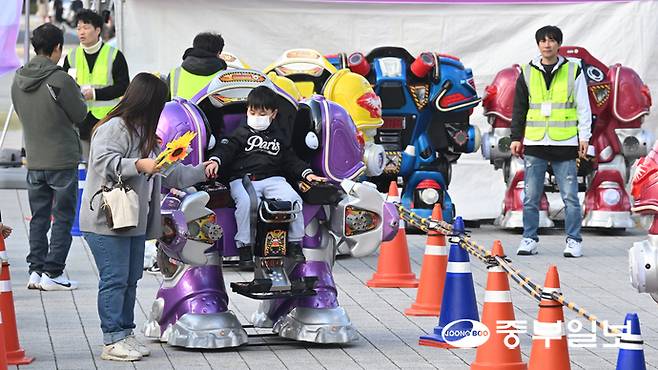 2일 오후 안산시 상록구 한양대학교 ERICA캠퍼스 일대에서 열린 안산사이언스밸리 과학축제에서 행사장을 찾은 시민들이 탑승형 로봇체험을 하며 즐거운 시간을 보내고 있다. 김경민기자