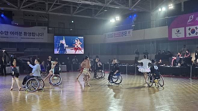 2일 부산광역시 해운대구 한마음스포츠센터에서 열린 제45회 전국장애인체육대회 댄스스포츠에서 선수들이 멋진 연기를 펼치고 있다. <경기도장애인체육회 제공>