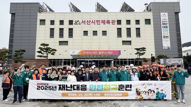 10월 30일 서산시민체육관에서 열린 '2025년 재난대응 안전한국훈련'에서 관계자들이 지진으로 인한 체육시설 붕괴 상황을 가정해 구조훈련을 실시했다.(사진=서산시 제공)