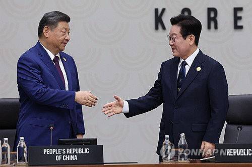 이재명 대통령(오른쪽)이 1일 경주화백컨벤션센터(HICO)에서 열린 2025 아시아태평양경제협력체(APEC) 정상회의 의장국 인계식에서 2026 APEC 의장국인 중국의 시진핑 국가주석에게 의장직 지위를 넘기며 악수하고 있다.