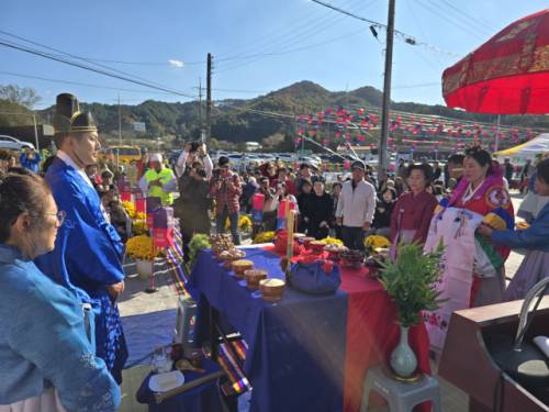 ◇홍천군 화촌면 장평1리 청사초롱 마을이 1일 마을회관 앞에서 주최한 제2회 전통혼례 축제. 사진=신하림기자