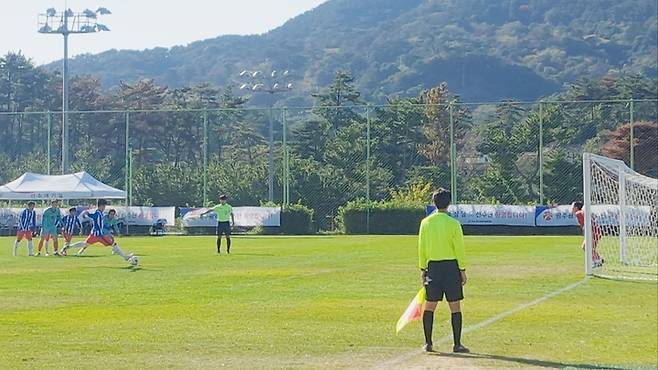 청각축구 8강 경기에서 울산 나정훈이 페널티킥을 넣고 있다. 울산은 충북과의 경기에서 2대3으로 졌다.