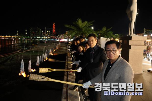 이강덕 포항시장과 이상휘 국회의원을 비롯해 축제에 참석한 내빈들이 낙화봉에 점화를 하고 있다. 사진=포항시 제공