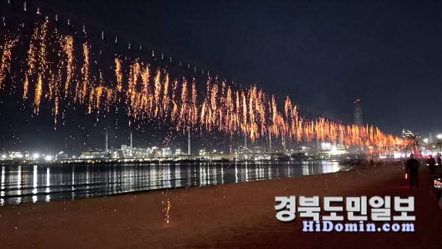 송도 해변의 밤을 전통적인 불빛 장식이 수놓으며 낭만적인 분위기를 고조시켰다.