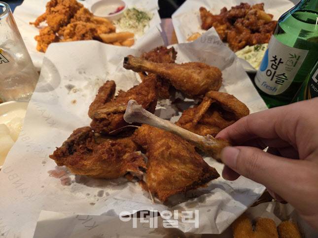 바삭한 식스팩을 뜯어 먹자마자, 깔끔하게 뼈만 남았다. 회장님들도 이렇게 발골하셨을까. (사진=한전진 기자)