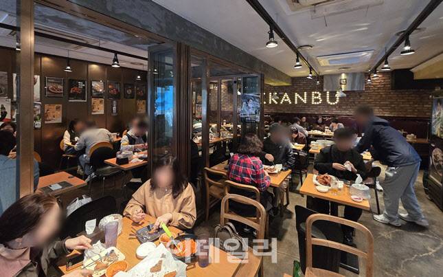 저녁 시간이 다가오며 매장은 만석이다. 회동 이후 깐부치킨은 전국 매출이 평소의 2배 가까이 급증한 것으로 전해졌다. (사진=한전진 기자)