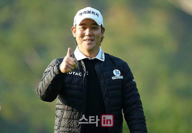 김봉섭이 렉서스 마스터즈 경기 도중 엄지를 세우며 상위권 진입의 자신감을 엿보이고 있다. (사진=이데일리 골프in 조원범 기자)