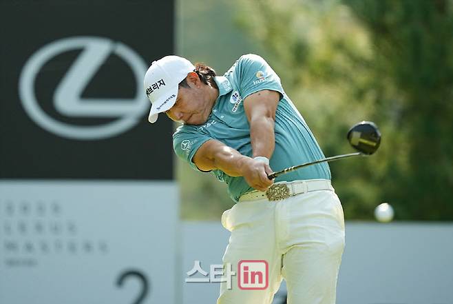 김봉섭이 2번홀에서 힘차게 티샷을 하고 있다. (사진=이데일리 골프in 조원범 기자)