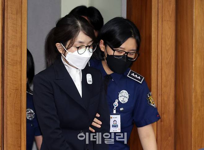 도이치모터스 주가조작과 명태균 공천개입, 통일교 청탁·뇌물 수수 의혹 혐의 등으로 구속기소 된 김건희 씨가 24일 오후 서울 서초구 서울중앙지방법원에서 열린 첫 재판에 출석하고 있다. (사진=사진공동취재단)