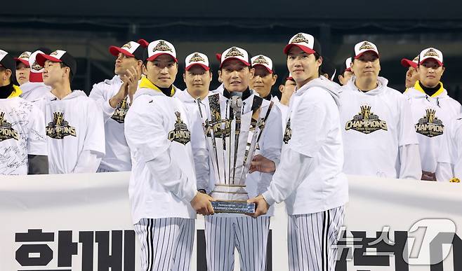 1일 서울 송파구 잠실야구장에서 열린 프로야구 LG트윈스의 2025 한국시리즈 우승 세리머니 팬 감사 행사 '더 리턴 오브 챔피언스'(The Return of Champions)'에서 염경엽 감독, 주장 박해민, MVP 김현수와 선수들이 챔피언 트로피 퍼포먼스를 하고 있다. 2025.11.1/뉴스1 ⓒ News1 이호윤 기자