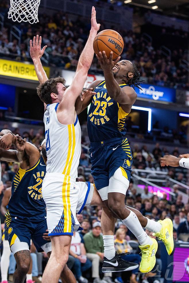 NBA 인디애나 네스미스가 2일(한국시간) 골든스테이트와 경기에서 슛을 시도하고 있다. ⓒ 로이터=뉴스1
