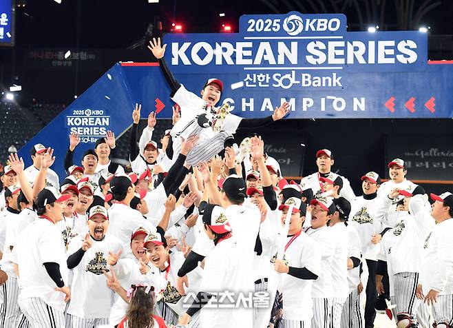 LG 주장 박해민(가운데)이 31일 대전 한화생명볼파크에서 열린 2025 KBO리그 한화와 한국시리즈 5차전에서 승리하며 통합 우승을 차지한 뒤 동료들의 헹가래를 받고 있다. 대전 | 박진업 기자 upandup@sportsseoul.com