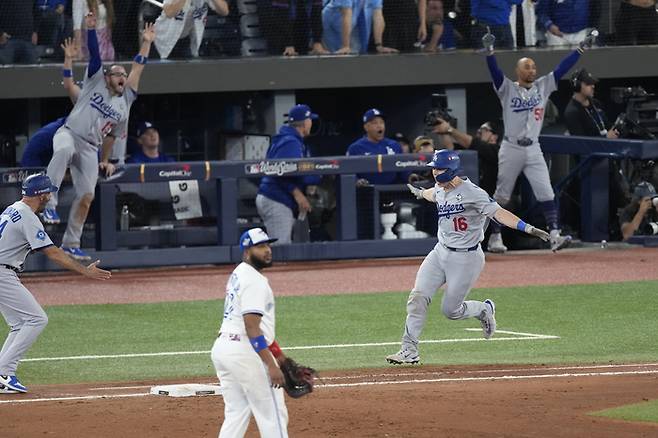 LA 다저스 윌 스미스(오른쪽)가 2일(한국시간) 로저스센터에서 열린 토론토와 월드시리즈 7차전 연장 11회초 2사 후 극적인 역전 결승 홈런을 뽑아낸 뒤 환호하고 있다. 사진 | Imagn Images 연합뉴스