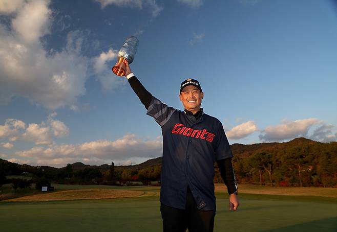 KPGA투어 렉서스 마스터즈에서 생애 첫 우승을 따낸 김재호가 롯데 유니폼을 입은 채로 트로피를 번쩍 들어올리고 있다. 사진 | KPGA