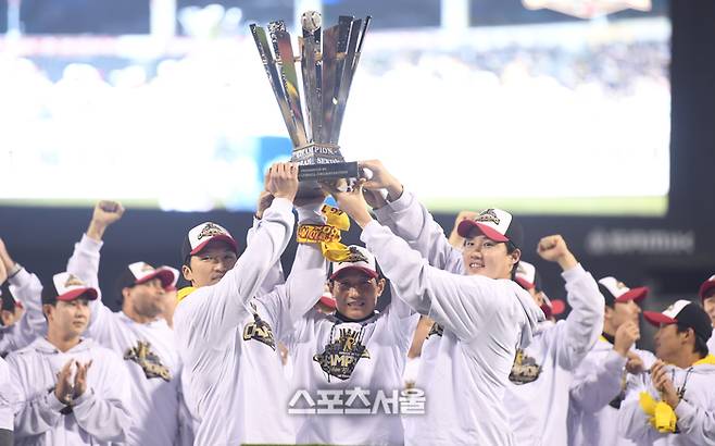 LG 박해민, 염경엽 감독, 임찬규(왼쪽부터)가 1일 서울 잠실구장에서 열린 ‘한국시리즈 통합우승 IN 잠실’ 행사에서 우승트로피를 들고 포즈를 취하고 있다. 잠실 | 최승섭기자 thunder@sportsseoul.com