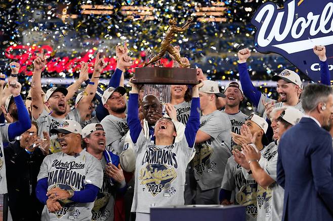 Los Angeles Dodgers pitcher Yoshinobu Yamamoto celebrates with the trophy after their win against the Toronto Blue Jays in Game 7 of baseball's World Series, Sunday, Nov. 2, 2025, in Toronto. AP연합뉴스