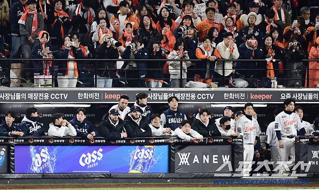 31일 대전 한화생명볼파크에서 열린 한화와 LG의 한국시리즈 5차전. LG가 한화에 승리하며 통합 우승을 달성했다. LG의 우승을 지켜보는 한화 선수들과 한화 야구팬들. 대전=송정헌 기자songs@sportschosun.com/2025.10.31/