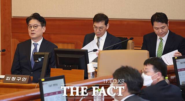 이창수 서울중앙지검장과 조상원 서울중앙지검 4차장검사, 최재훈 서울중앙지검 반부패수사2부 부장검사(왼쪽부터)가 17일 오후 서울 종로구 헌법재판소 대심판정에서 열린 탄핵심판 1차 변론에 출석하고 있다. /박헌우 기자