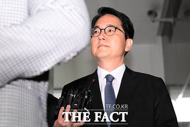 심우정 전 검찰총장이 지난달 30일 오전 서울 서초구 한샘빌딩에 마련된 순직 해병 특검 사무실에 피의자 신분으로 출석하고 있다. /서예원 기자