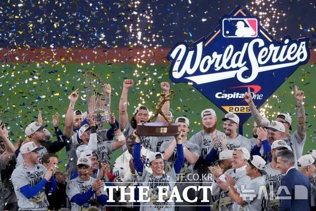 토론토를 누르고 월드시리즈 2연패에 성공한 다저스 선수들이 우승 트로피를 들어 올리고 있다. 가운데 트로피를 들고 있는 선수가 MVP에 선정된 야마모토 요시노부. /토론토=AP.뉴시스
