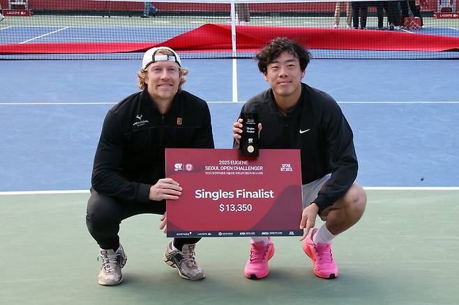 ​단식 준우승, 콜맨 웡(우)과 제임스 앨런비 코치(좌) / 서울오픈조직위