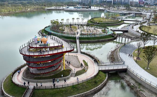 지난달 26일 대전 서구 도안동 갑천생태호수공원을 찾은 시민들이 공원을 상징하는 전망대에 오르고 있다. /신현종 기자