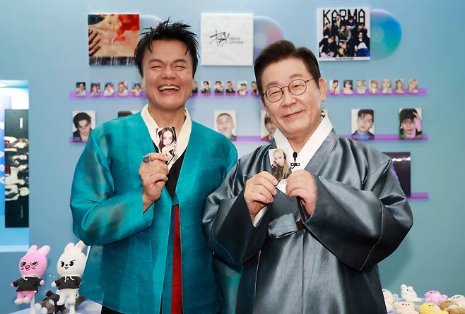 이재명 대통령이 1일 경기 고양시 킨텍스에서 열린 대중문화교류위원회 출범식에서 박진영 대중문화교류위원회 공동위원장과 K컬처 체험존에서 K팝 아이돌 포토카드를 들어보이고 있다. /뉴시스