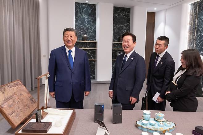 이재명 대통령과 시진핑 중국 국가주석이 1일 경북 경주시 소노캄 그랜드볼룸에서 한중 국빈만찬에 앞서 선물을 교환하고 있다. 두 사람 앞에 샤오미 15 울트라 제품이 놓여있다./대통령실 제공