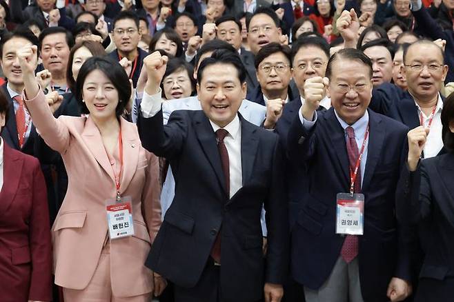 장동혁 국민의힘 대표가 31일 서울 강남구 세텍 컨벤션센터에서 열린 국민의힘 서울시당 당협위원장 및 선출직 공직자 워크숍에서 배현진 서울시당위원장 등 참석자들과 함께 구호를 외치고 있다. ⓒ국민의힘