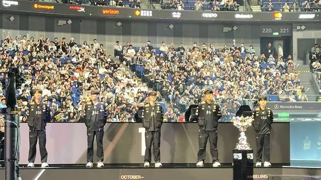 T1 선수들이 2일 중국 상하이 메르세데스-벤츠 아레나에서 열린 2025 리그 오브 레전드 월드 챔피언십(롤드컵) 4강전에 TES를 향해 서 있다. ⓒ데일리안 황지현 기자