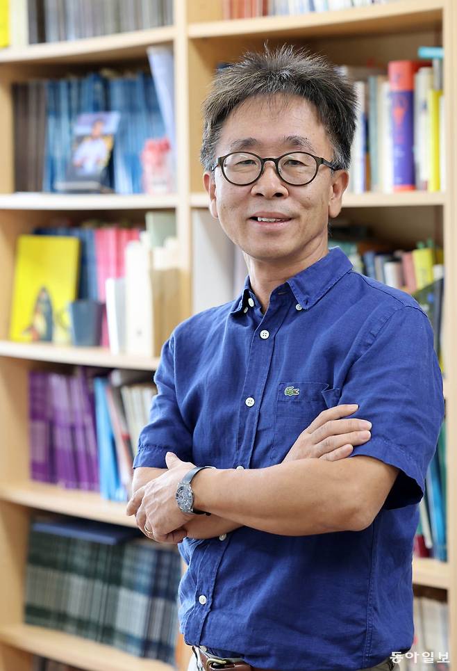 행복은 좋은 경험과 기억들을 많이 갖는 것이라는 서 교수는 삶의 주변에 밟으면 기분이 좋고 즐거워지는 ‘행복압정’을 많이 뿌려둘 것을 권한다.      전영한 기자 scoopjyh@donga.com