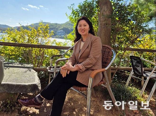 송지아 씨가 한 호수가에서 휴식의 한때를 보내고 있다.