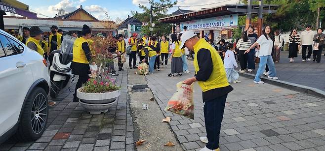 최근 경북 경주시 황리단길에서 시민들이 정화활동을 벌이고 있다. 경주시 제공. 명민준 기자 mmj86@donga.com