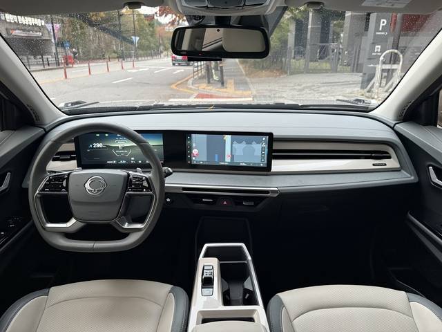 대부분의 조작 버튼이 디스플레이 안으로 들어가 깔끔해졌다. 임주희 기자