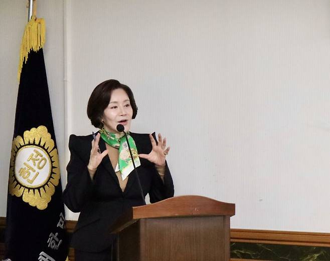 안인해 교수가 서울 여의도 헌정회관에서 지난 29일 열린 자신의 신간 '남과 북: 여덟 정부의 도전과 좌절 (노태우에서 윤석열까지)' 북 컨서트에서 참석자들에게 주요 내용에 대해 설명하고 있다.