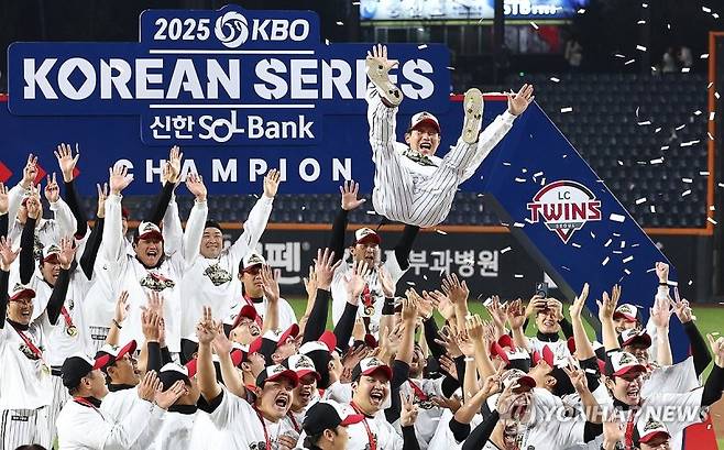 LG트윈스 선수들이 지난 1일 서울 송파구 잠실야구장에서 열린 '한국시리즈 통합우승 IN 잠실' 행사에서 헹가래를 치며 우승의 기쁨을 나누고 있다. 연합뉴스
