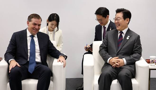 이재명 대통령이 29일 경북 경주예술의전당에서 맷 가먼 아마존웹서비스(AWS) 대표를 접견하고 있다. 뉴시스