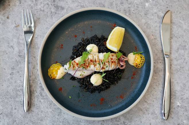 ‘인터컨티넨탈 하롱베이 리조트’에 있는 레스토랑 ‘마리나 키친’ 점심 코스 중 하나. 오징어 요리로 먹물 파에야와 마늘 아이올리 소스가 곁들여졌다. 김영원 기자