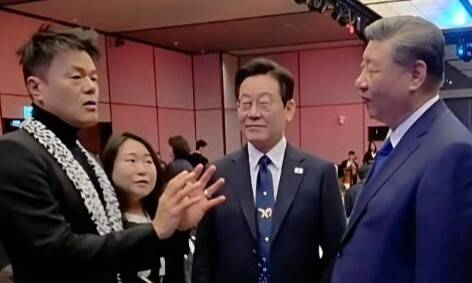 박진영 대중문화교류위원회 공동위원장과 시진핑 중국 국가주석, 이재명 대통령이 대화하는 모습. 박진영 SNS 갈무리