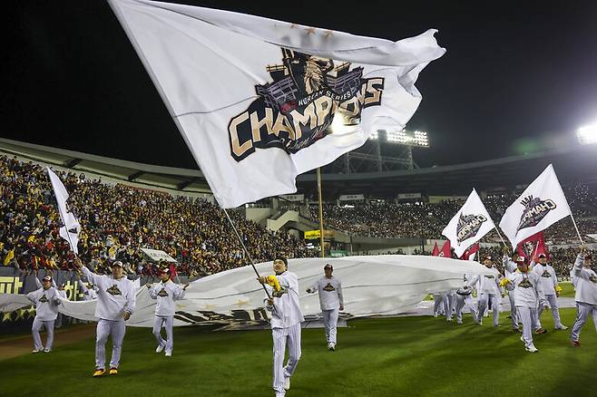 한국시리즈(KS) 우승 트로피를 든 엘지(LG) 트윈스 선수단이 지난 1일 잠실야구장에서 열린 ‘한국시리즈 통합우승 IN 잠실’ 행사에서 그라운드를 돌며 팬들에게 인사하고 있다. 연합뉴스