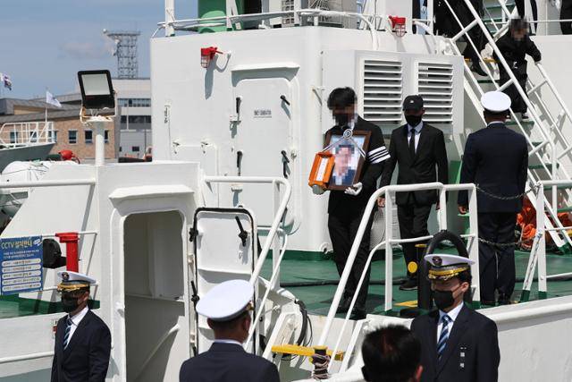 2022년 9월 '서해 공무원 피격 사건' 고(故) 이대준씨가 타던 어업지도선 무궁화 10호에서 추모제가 열리고 있다. 연합뉴스